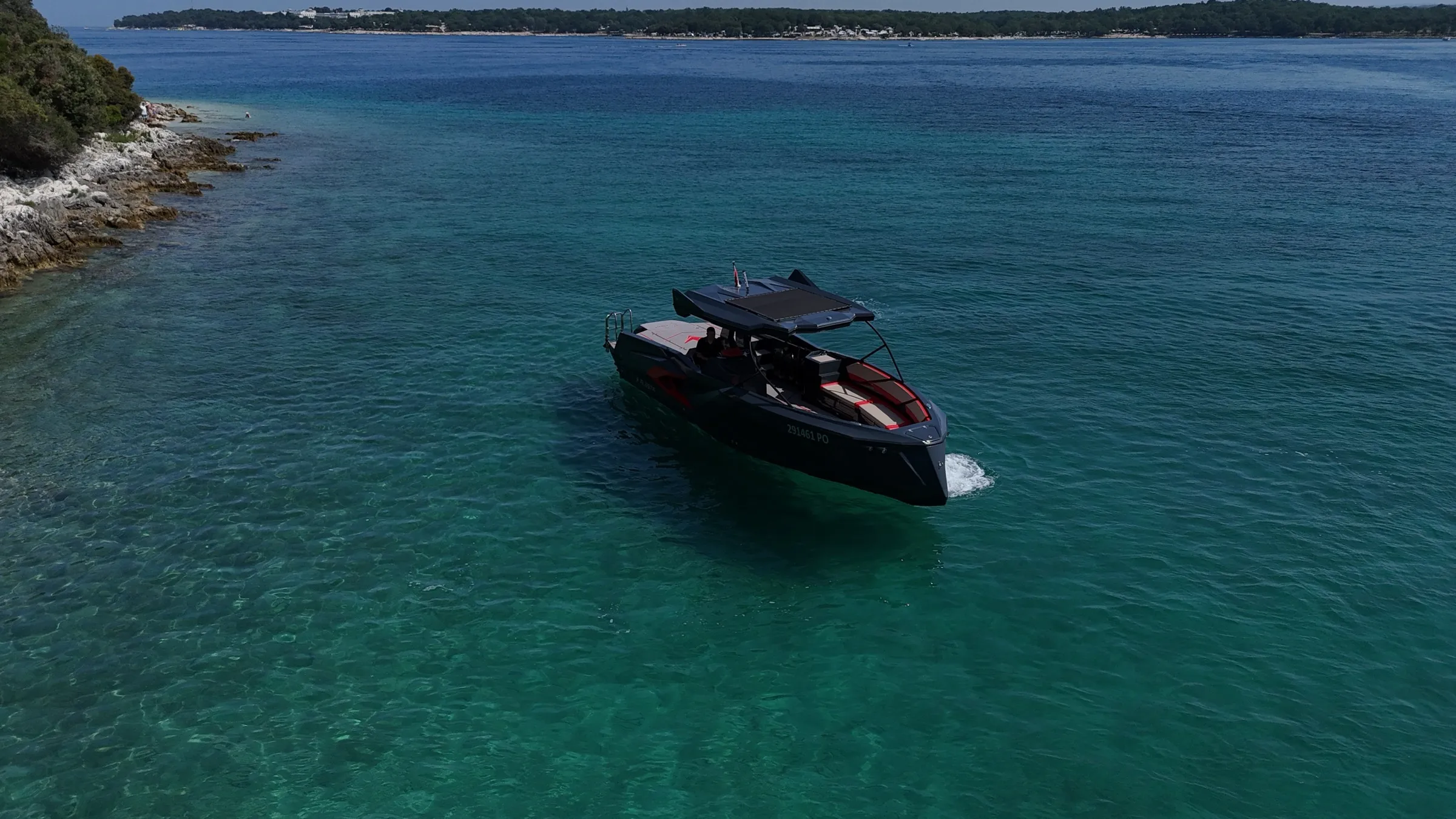 Jahta Astyle Marine u plovidbi bistrim morem uz obalu Poreča