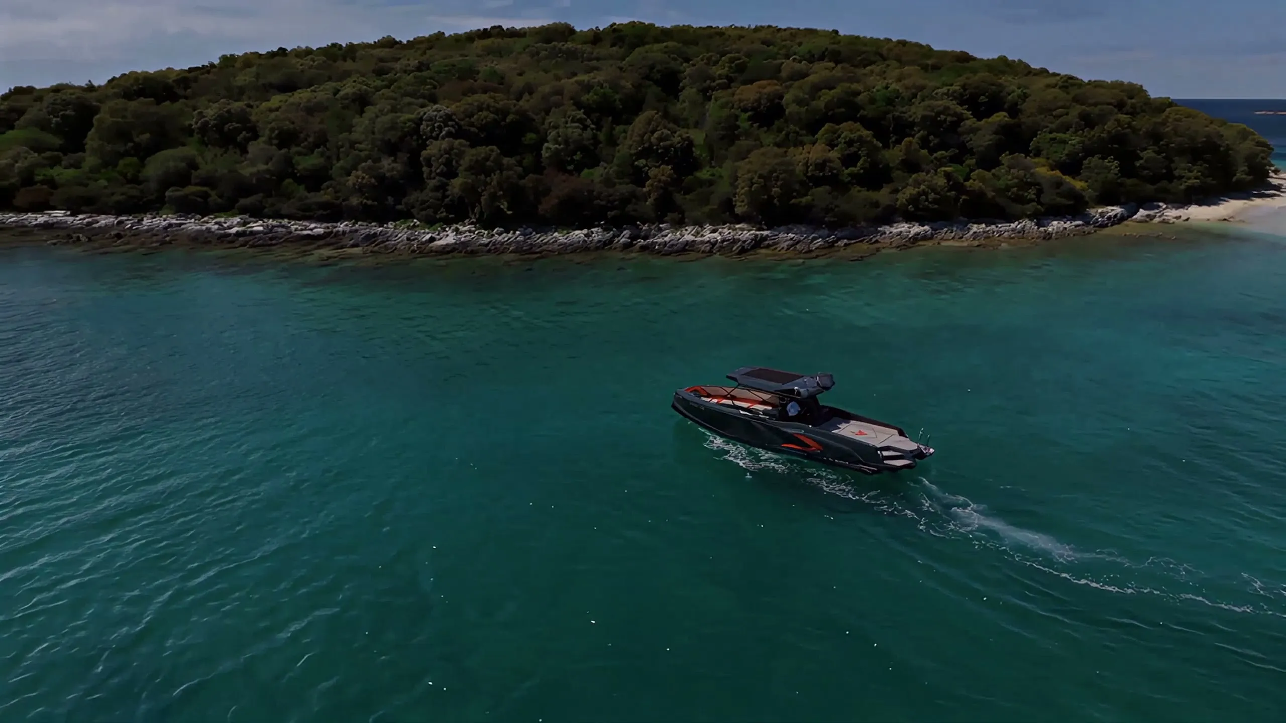Jahta Astyle Marine u plovidbi ispred pošumljenog otoka, snimljeno iz zraka