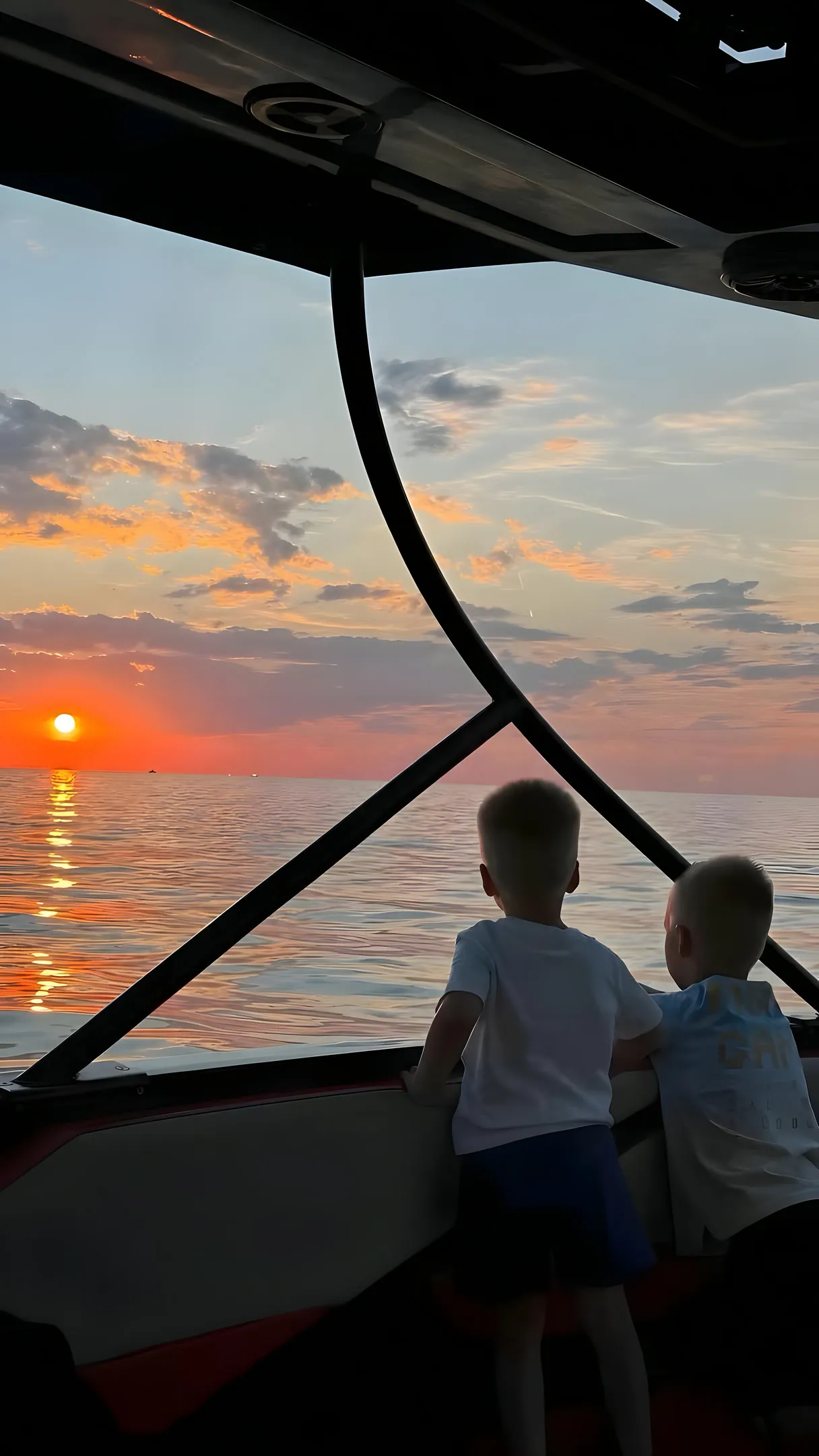 Večernja plovidba pod niskim svjetlom