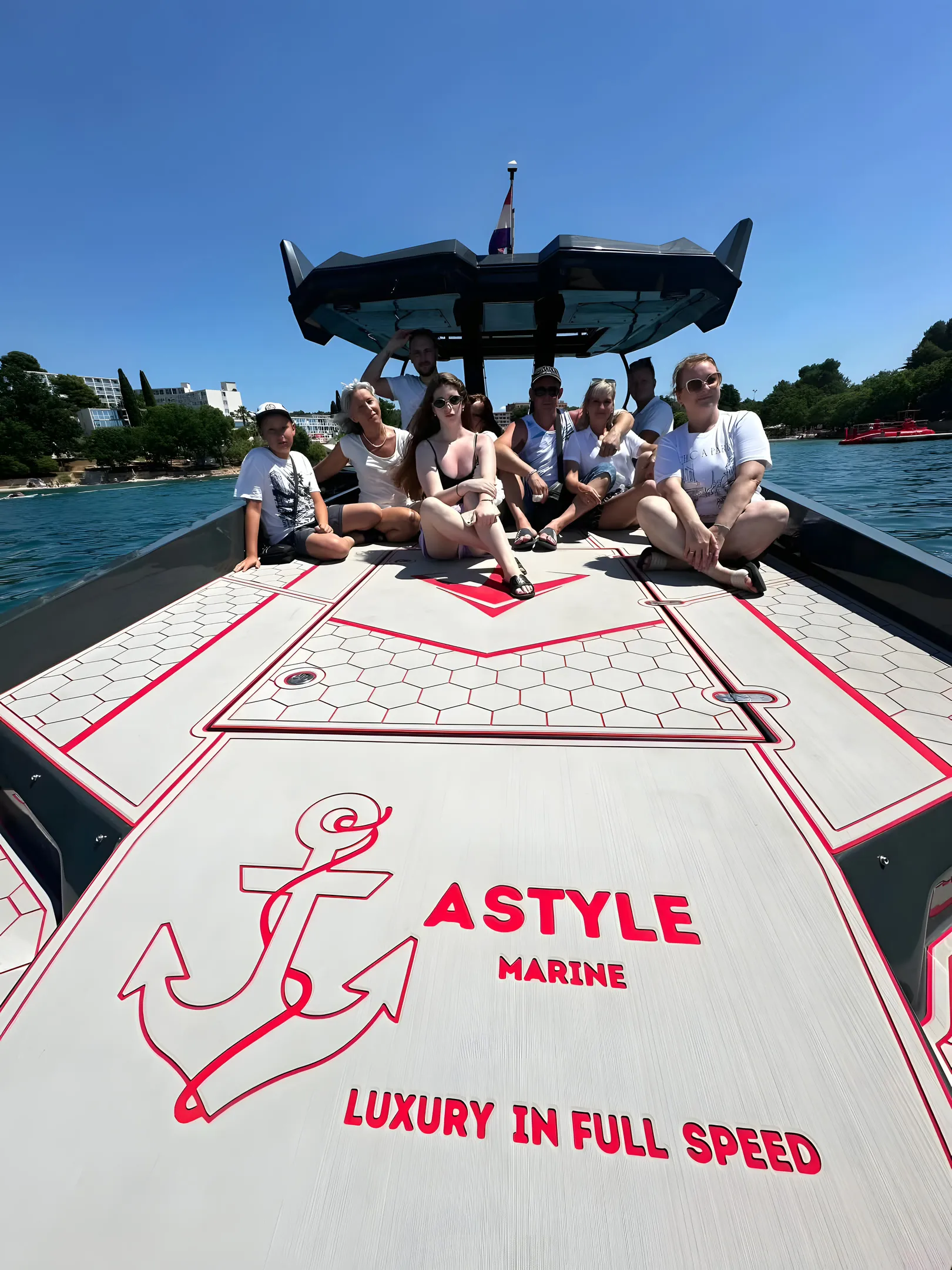 Pogled s pramca prema otvorenom moru u sumrak